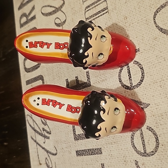 NWOB Betty Boop Salt & Pepper Shakers - Picture 1 of 11
